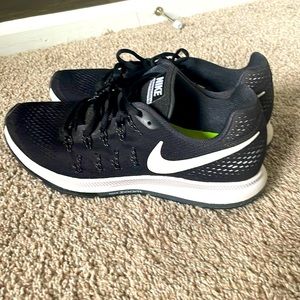 Women’s Nike Zoom Pegasus 33. Size 11